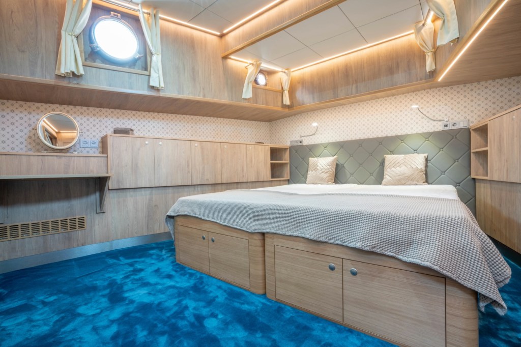 This image has an empty alt attribute; its file name is papbluecabin-2.jpg