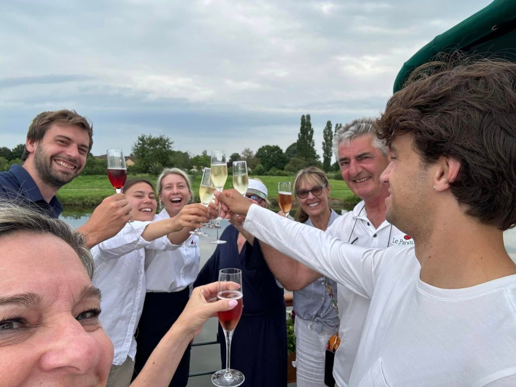 This image has an empty alt attribute; its file name is papcheers.jpg